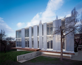 Rodinný dům s ateliérem v Kobylisích od ateliéru KAAMA K A A M A ⋅ Architektonický ateliér ⋅ Ing. Arch. Karel Mrázek
